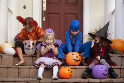 children-enjoying-treats-on-steps-551701795-57ab92315f9b58974a5b933b